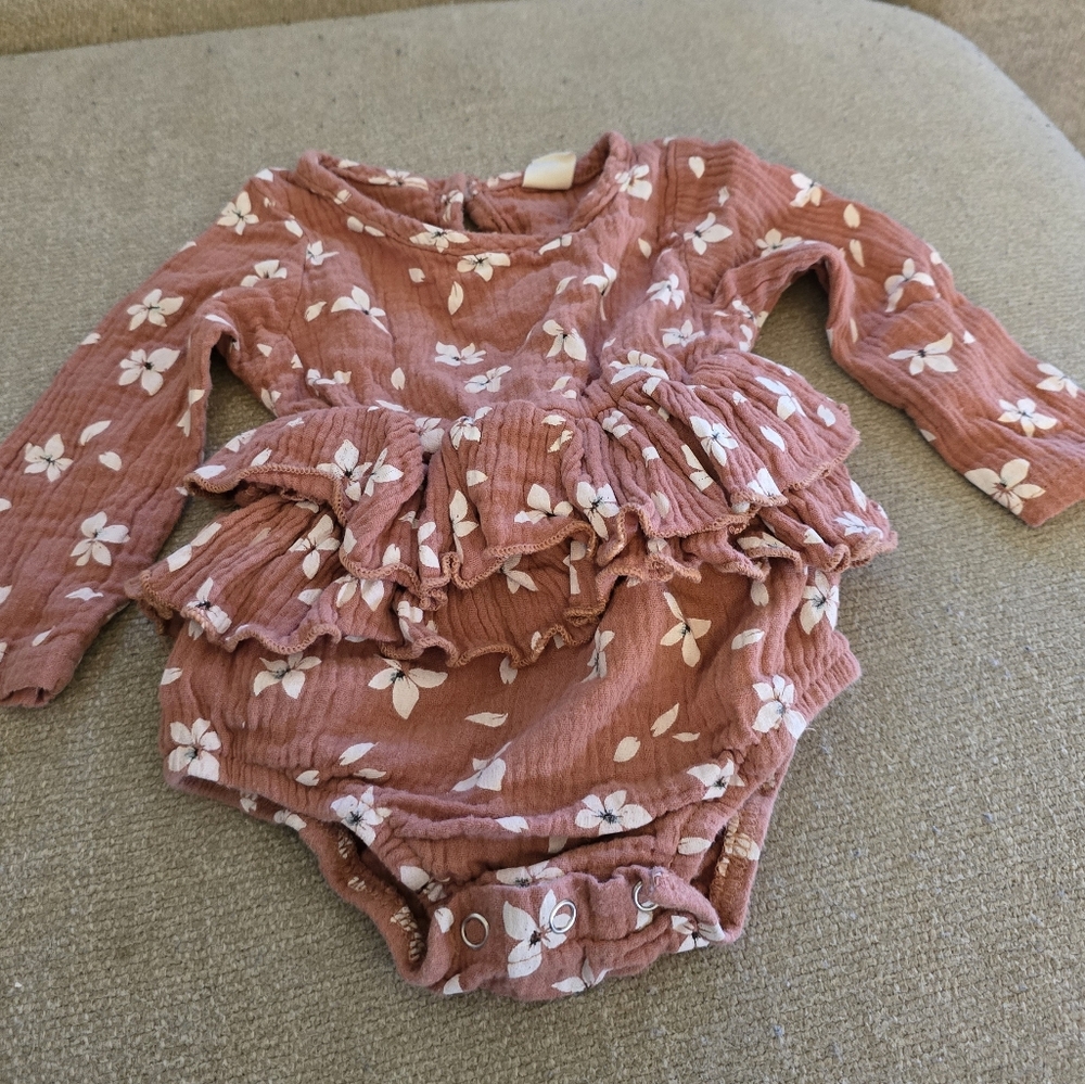 * reverie threads boutique, long sleeve, ruffle waist, snap closed 12-18 months